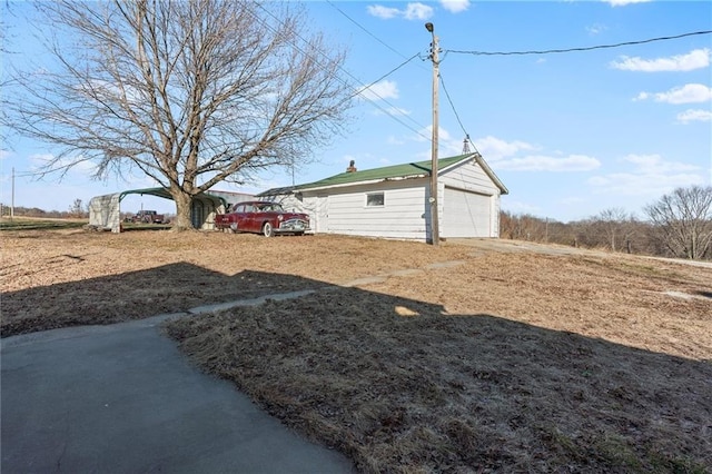 view of yard featuring a detached garage and an outdoor structure