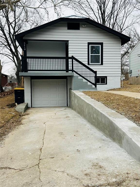 view of front of home featuring a garage