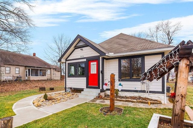 view of front facade with a front yard