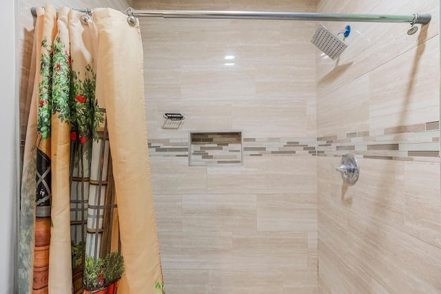 bathroom featuring tiled shower