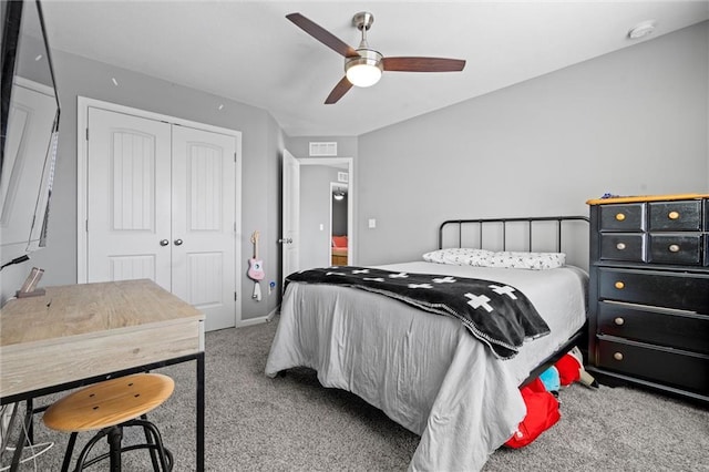 bedroom with ceiling fan, a closet, carpet, and visible vents