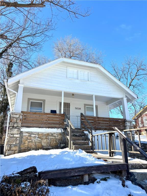 view of front of property featuring a porch