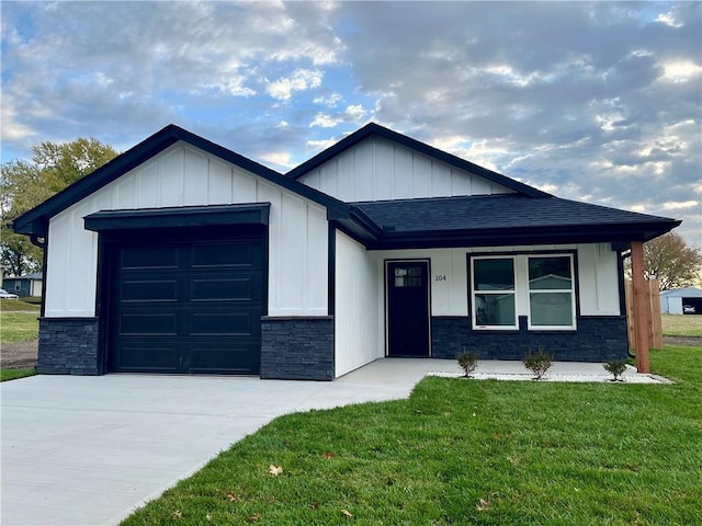 view of front facade featuring a garage and a front lawn