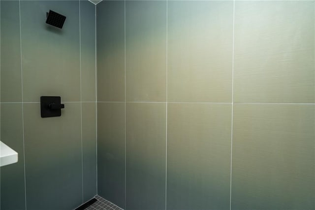 bathroom with a tile shower