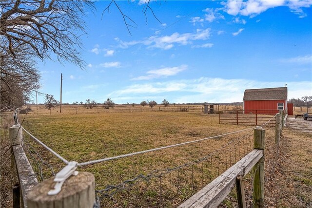 view of yard featuring an outdoor structure and a rural view