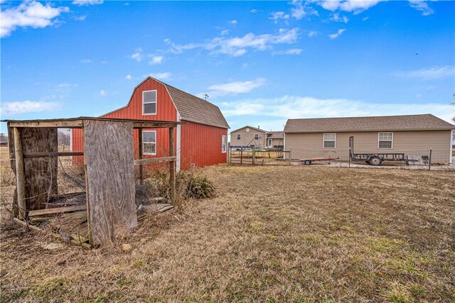 view of yard featuring an outdoor structure