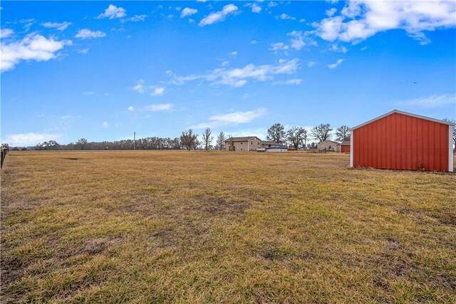 view of yard featuring a rural view