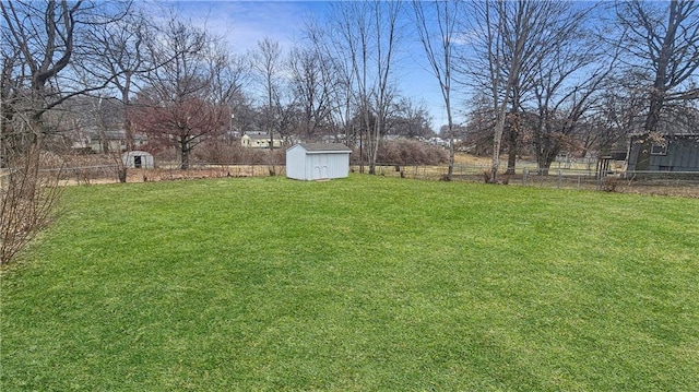 view of yard featuring a storage shed