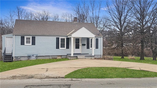 view of front of home with a front lawn