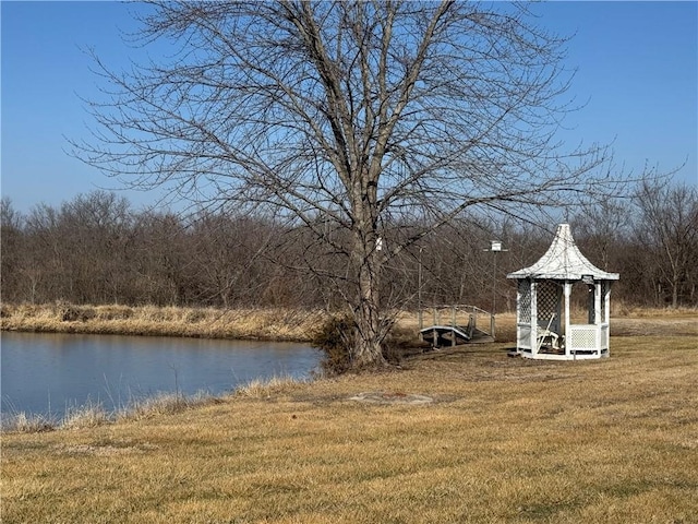 view of yard featuring a water view