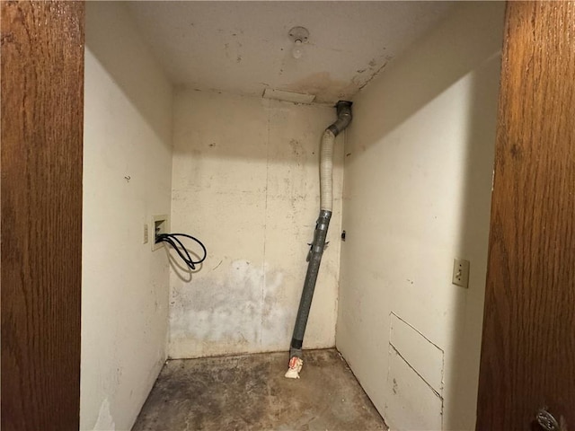 bathroom featuring concrete flooring