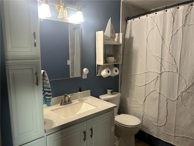 full bath with vanity, toilet, and a shower with curtain