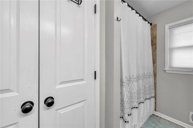 bathroom with shower / tub combo with curtain