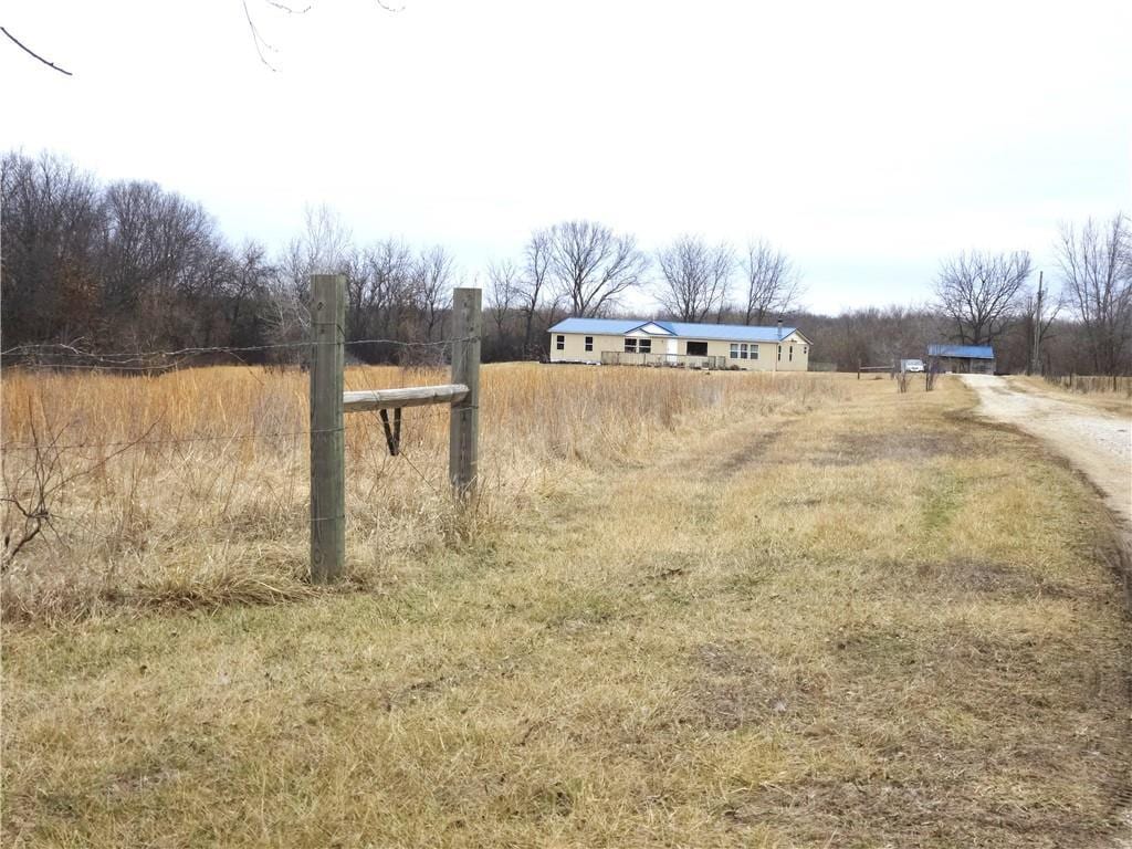 view of yard featuring a rural view