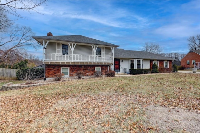 tri-level home featuring a front lawn