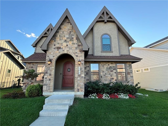 view of front of home featuring a front lawn