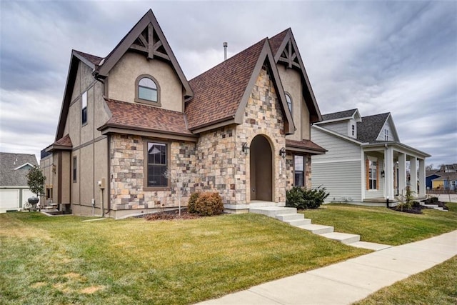 view of front of property featuring a front lawn