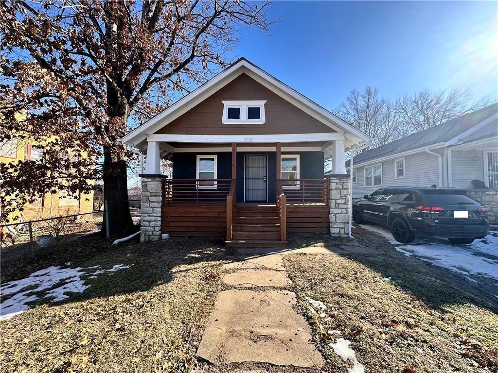 view of front of property featuring a porch