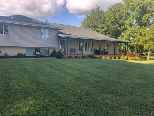 view of front of property featuring a front yard and covered porch