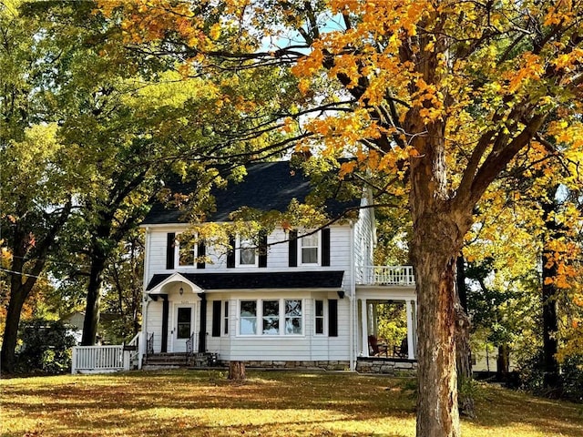 view of front of property featuring a front yard