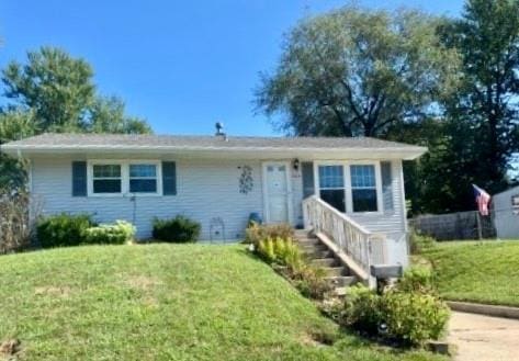 view of front of property with a front lawn