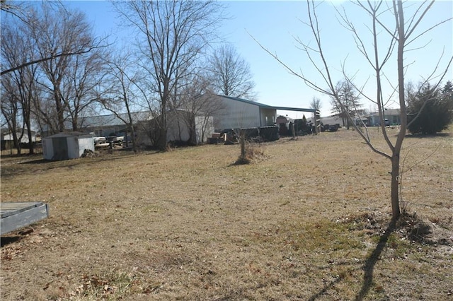 view of yard with a shed