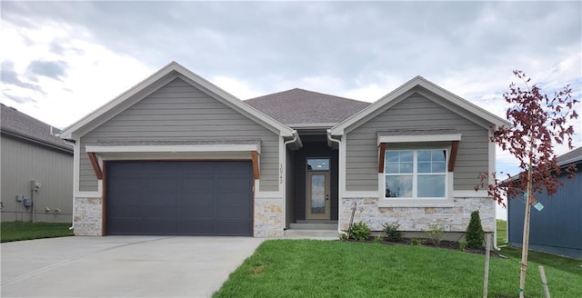 view of front facade featuring a garage and a front lawn