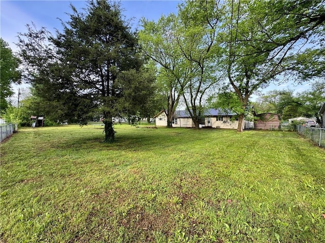 1120 N Oak St, Nevada, MO 64772 - view of yard with fence