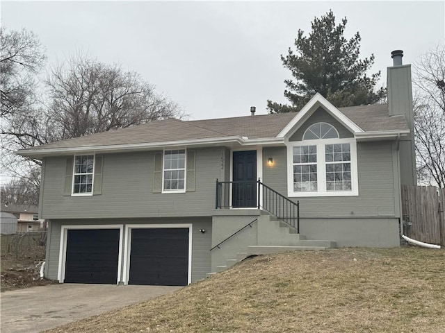 view of front facade with a garage and a front yard