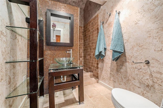 full bathroom featuring tile patterned flooring, a sink, and toilet