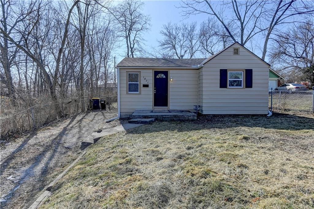 view of front of property featuring a front yard