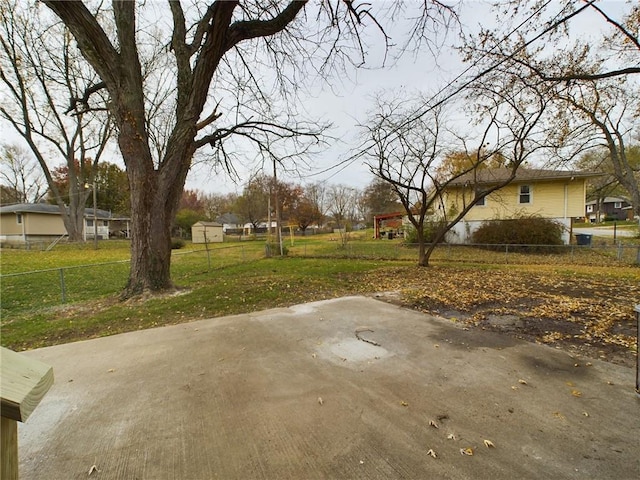 view of yard featuring a patio area