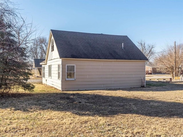 view of side of property featuring a lawn