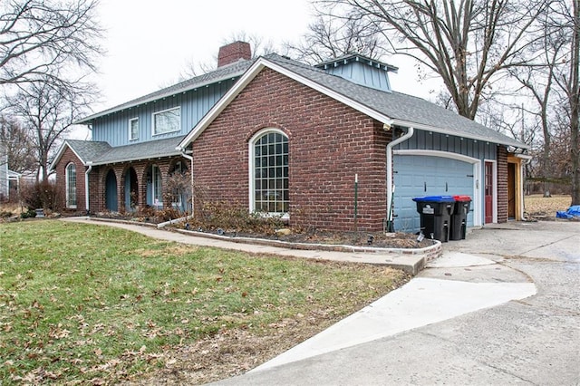 view of front facade with a garage and a front lawn