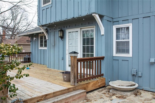 entrance to property featuring a deck