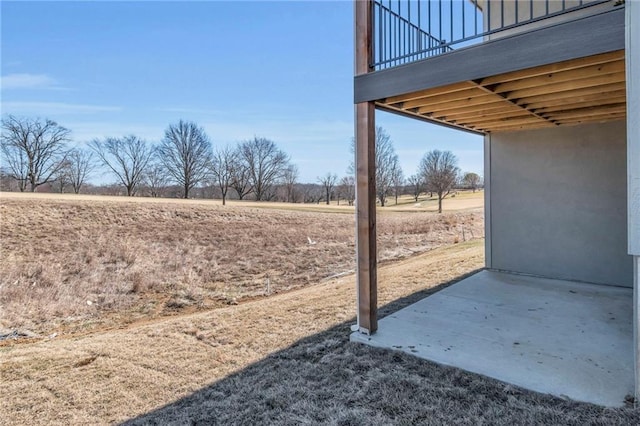 view of yard featuring a patio area