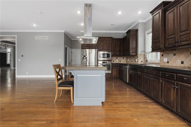 kitchen with baseboards, visible vents, stainless steel appliances, light wood-style floors, and a sink