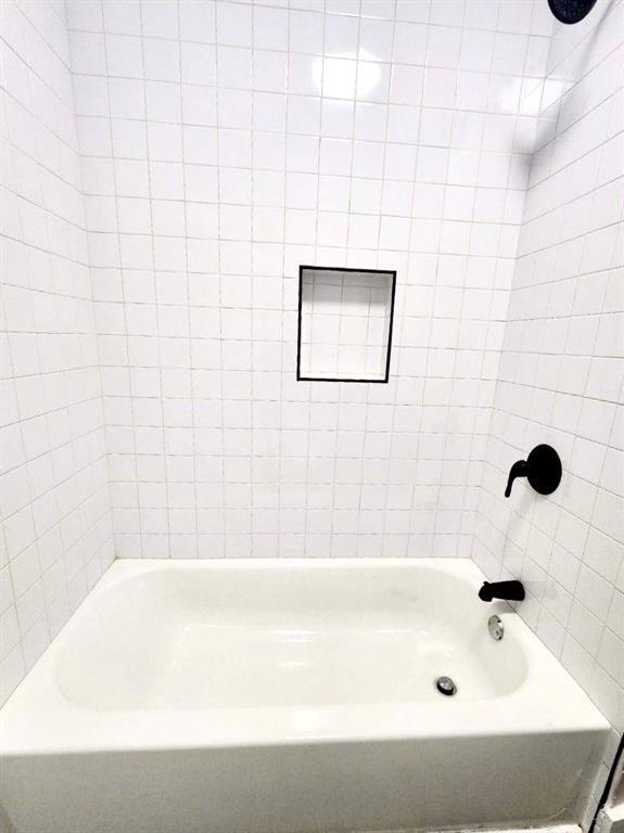 bathroom featuring tiled shower / bath combo