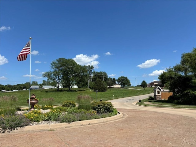 4909 S Creek Woods Dr, Saint Joseph, MO 64507 - view of property's community featuring curved driveway