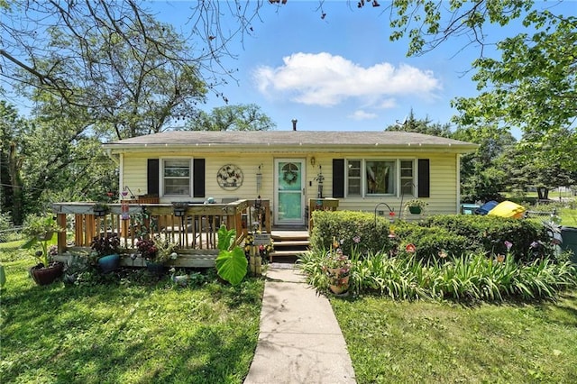 746 Salem Rd, Excelsior Springs, MO 64024 - bungalow-style home with a deck and a front lawn