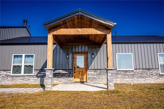 view of front of house with a front lawn