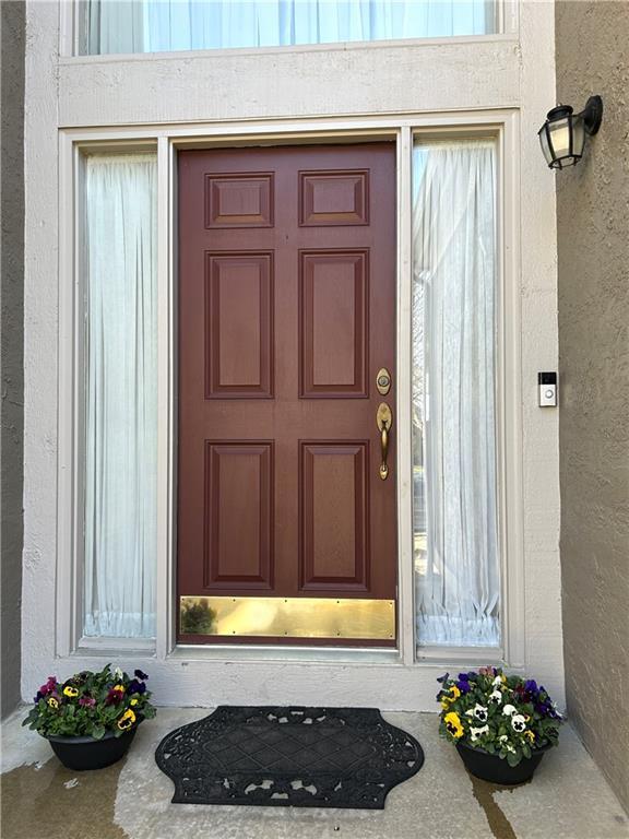 view of exterior entry with stucco siding