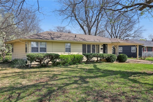 single story home featuring a front lawn
