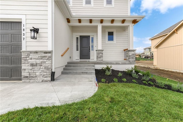 property entrance featuring a porch and a yard