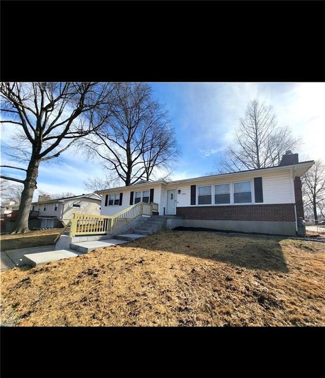 single story home with a front lawn