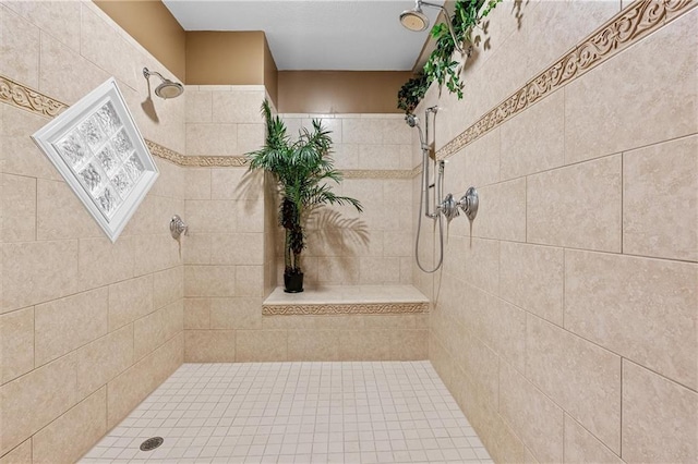 bathroom featuring a tile shower