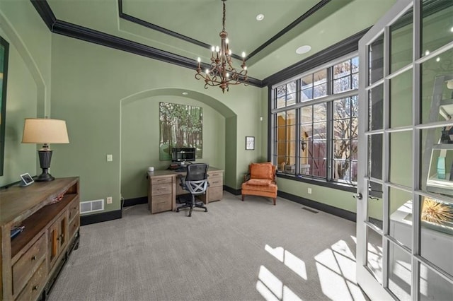 carpeted home office featuring visible vents, a raised ceiling, an inviting chandelier, crown molding, and baseboards