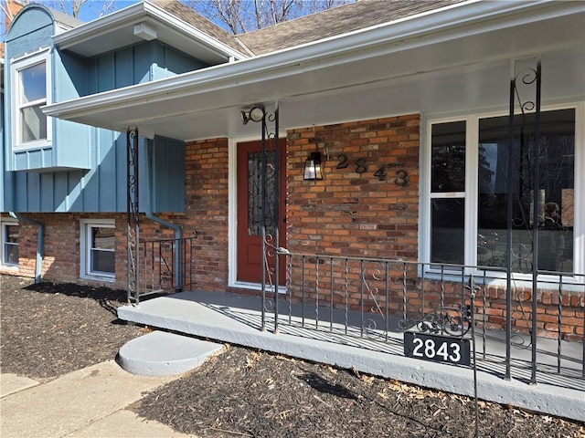 property entrance featuring a porch