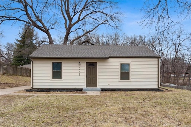 view of front of property featuring a front yard