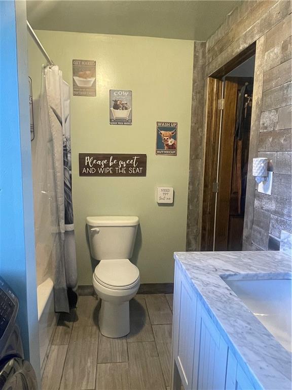 full bathroom with vanity, toilet, and shower / tub combo